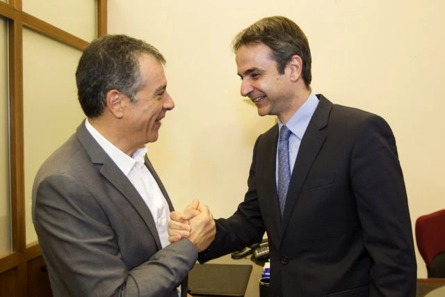 Ξέσπασε πόλεμος μεταξύ Μητσοτάκη και Θεοδωράκη